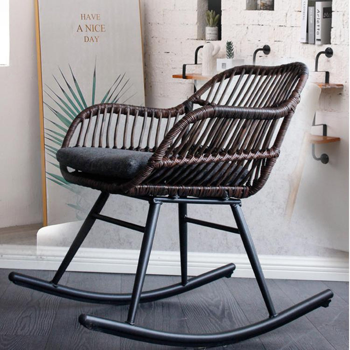 Rocking chair en rotin foncé