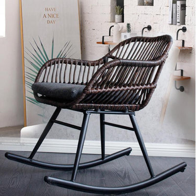 Rocking chair en rotin foncé